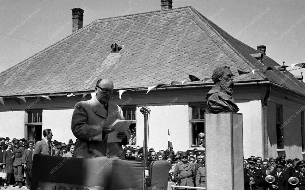 Ünnepség - Táncsics-szobor avatása
