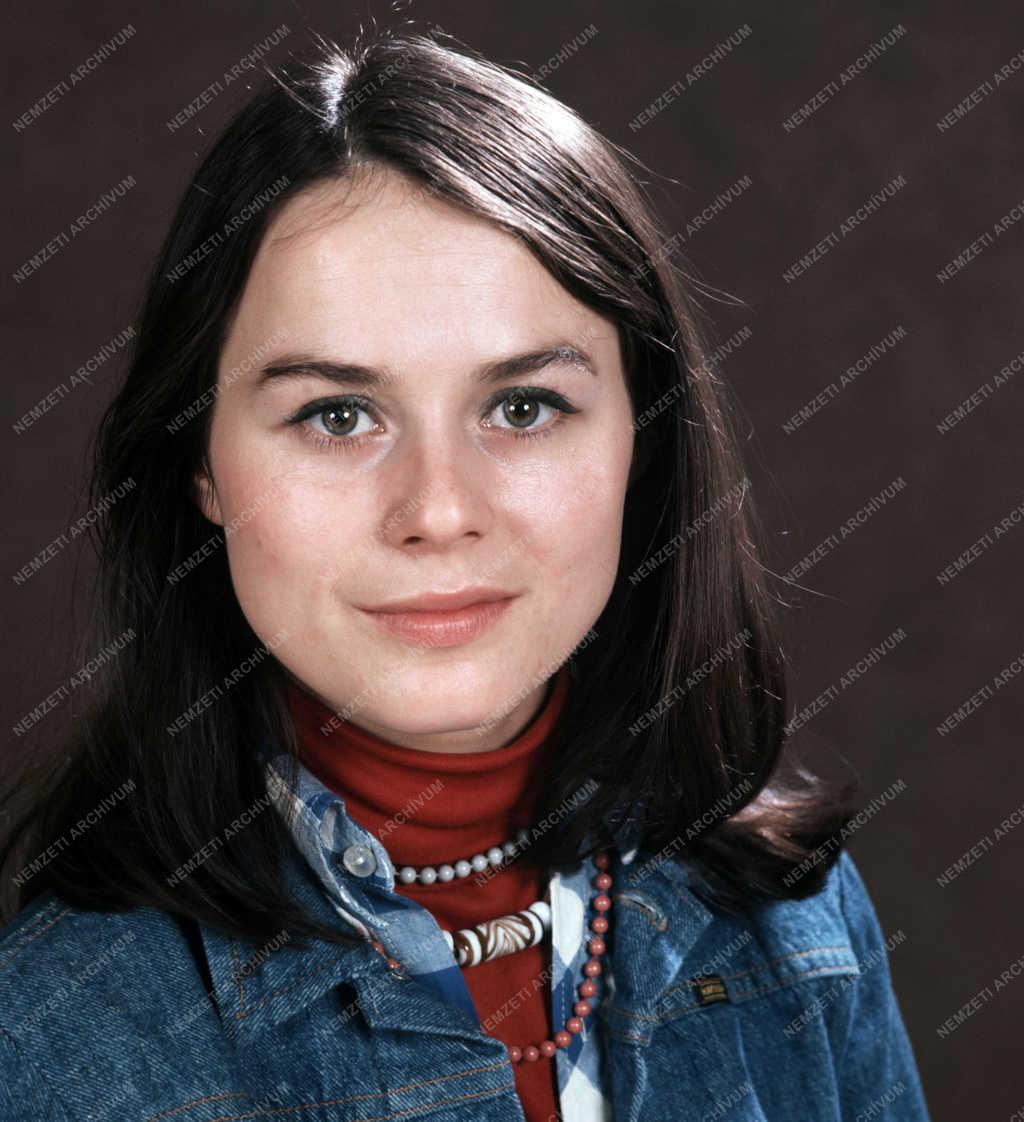 Színház - Hűvösvölgyi Ildikó
