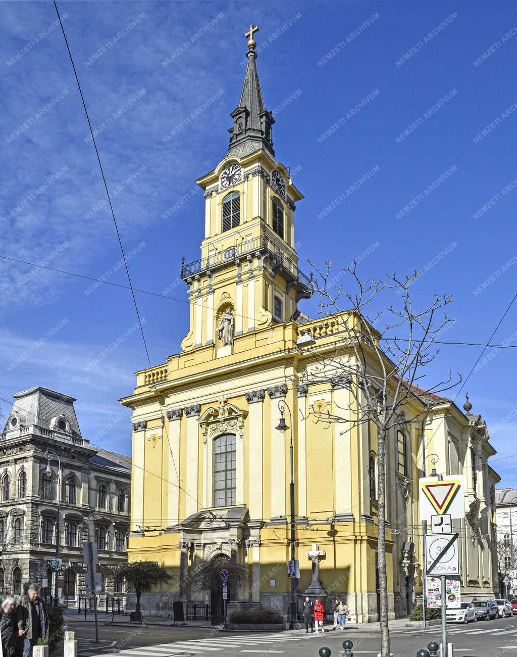 Egyház - Budapesti Avilai Nagy Szent Teréz Plébániatemplom