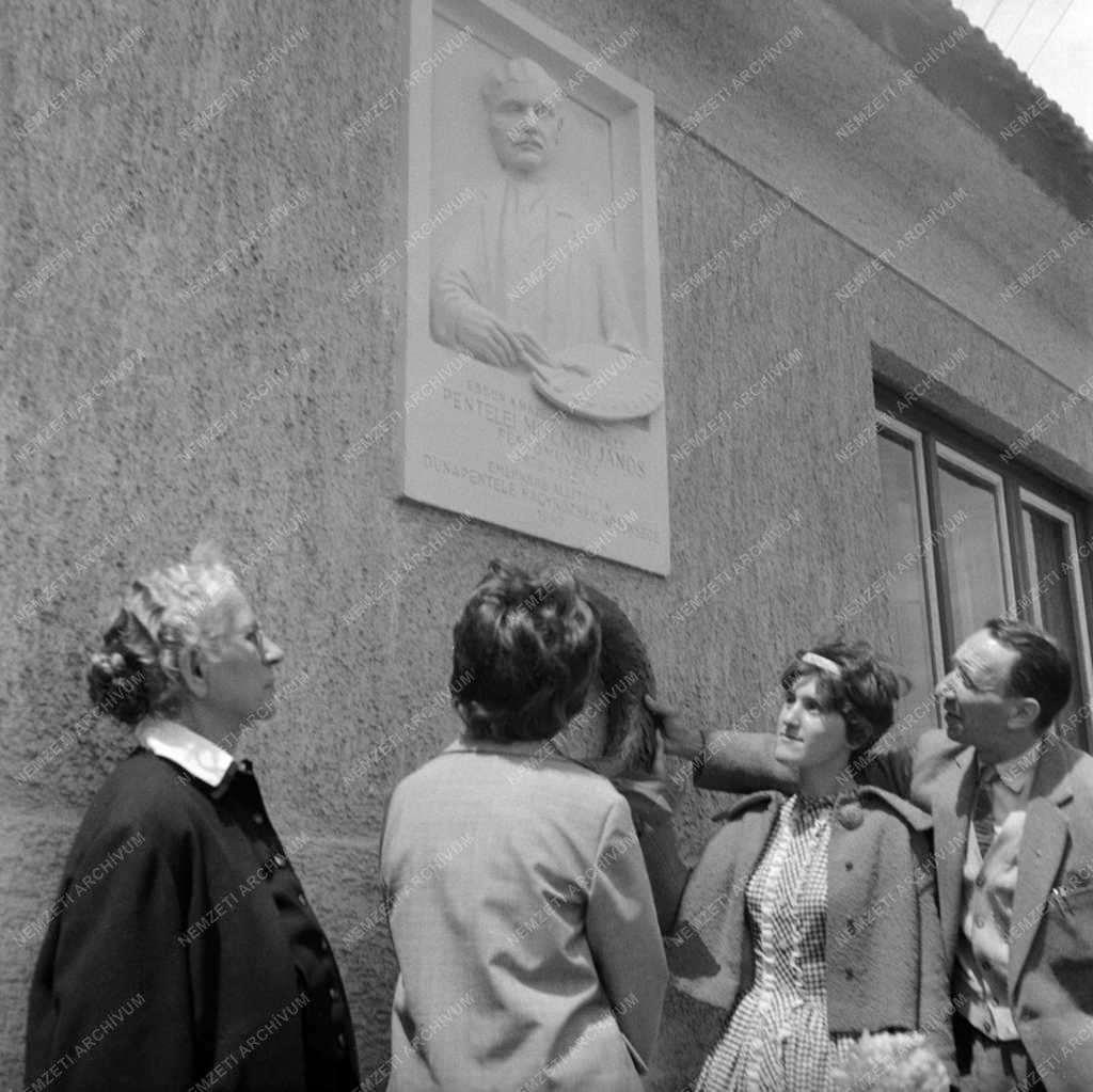 Kultúra - Pentelei Molnár János festőművész emléktáblája