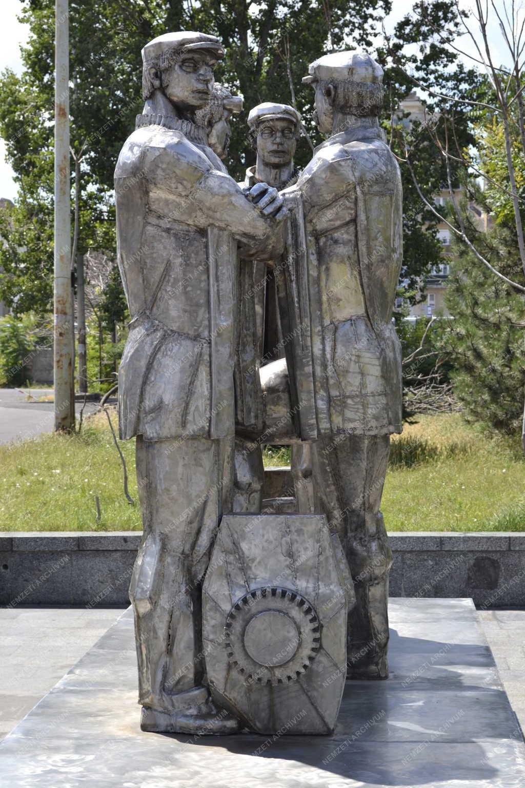 Műalkotás - Budapest - Munkások című szoborkompozíció