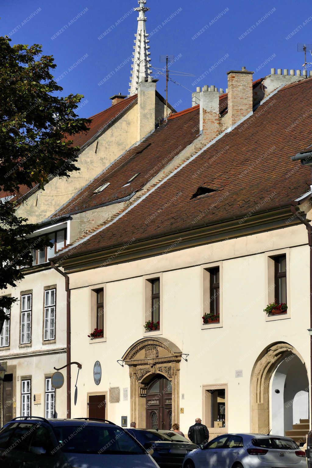 Városkép - Budapest - Tárnok utcai műemlék épület a Várban