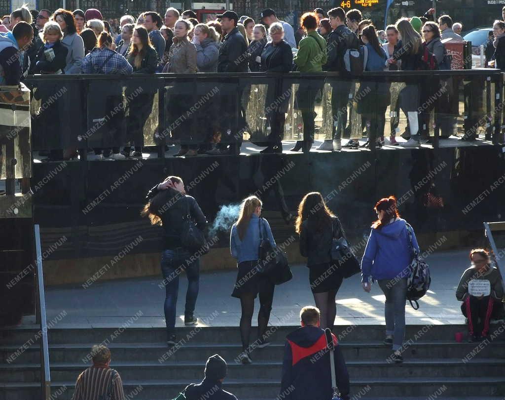 Budapest - Gyalogosok a Nyugati téren