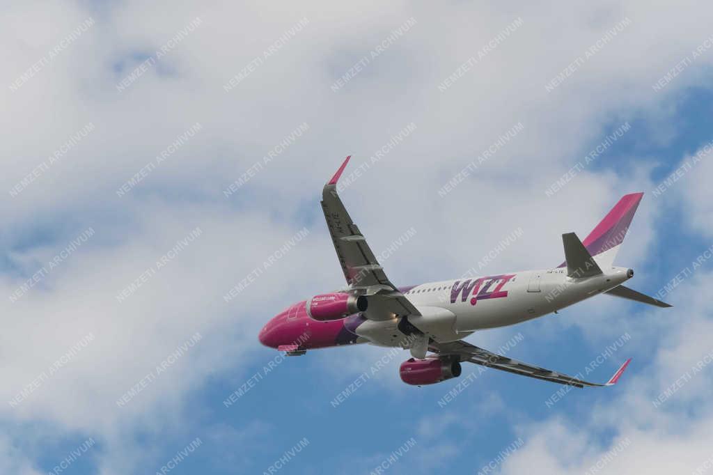 Légi Közlekedés - Budapest - Utasszállító repülőgép fellszállása