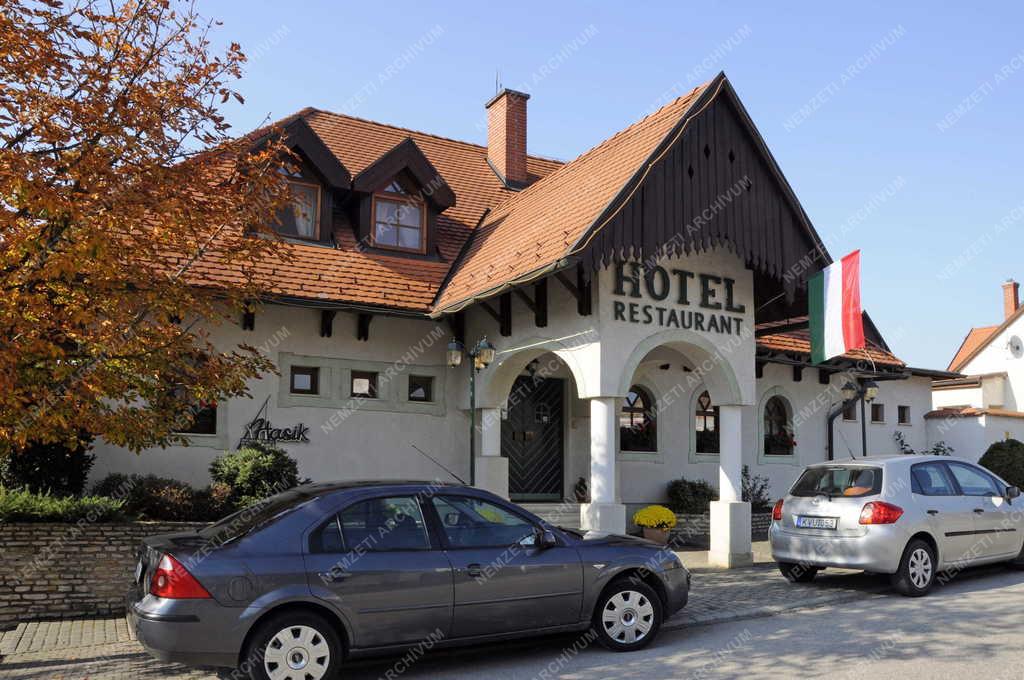 Épület - Döbrönte - Hotel Hasik