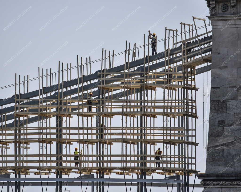 Településfejlesztés - Budapest - Felújítás alatt a Lánchíd