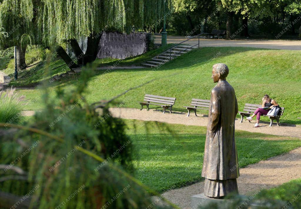 Köztéri szobor- Budapest - Brenner János vértanú pap szobra