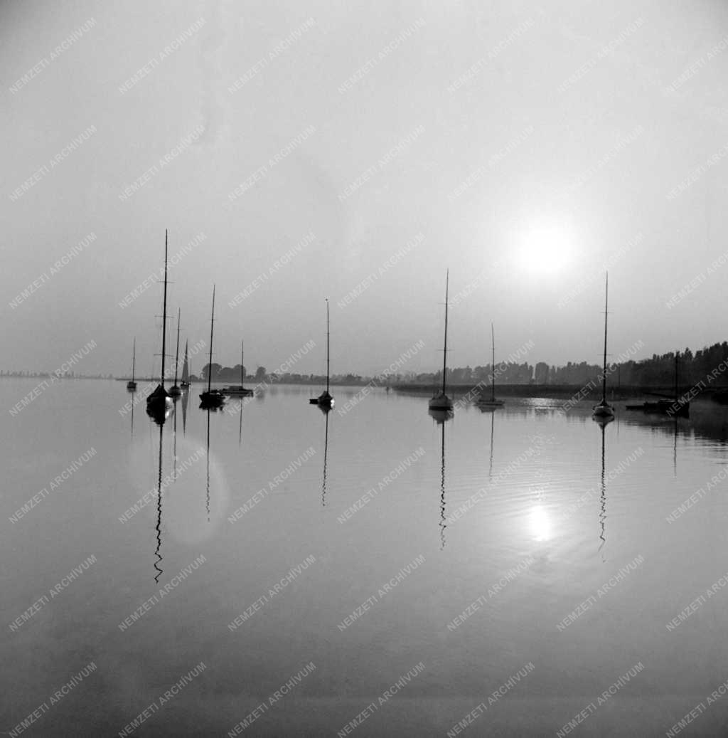 Közlekedés - Vitorlások a Balatonon