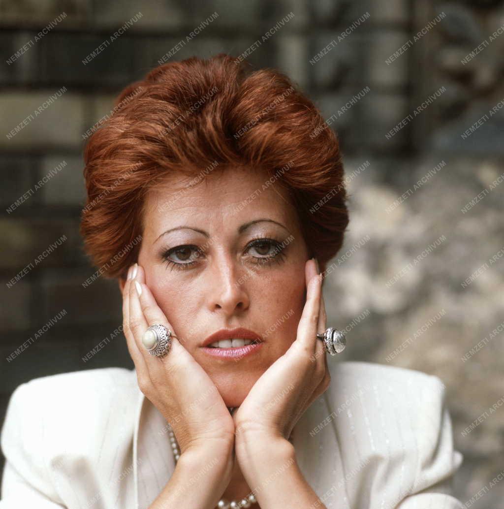 Személyek - Izsmán Nelly
