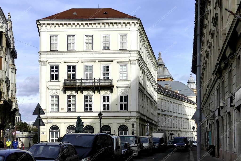 Oktatás - Budapest - Evangélikus gimnázium a belvárosban