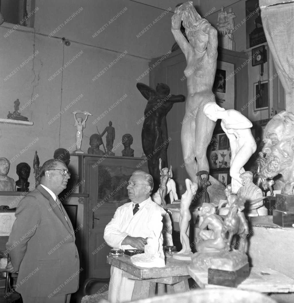 Kultúra - Münnich Ferenc látogatása Kisfaludi Strobl Zsigmond műtermében