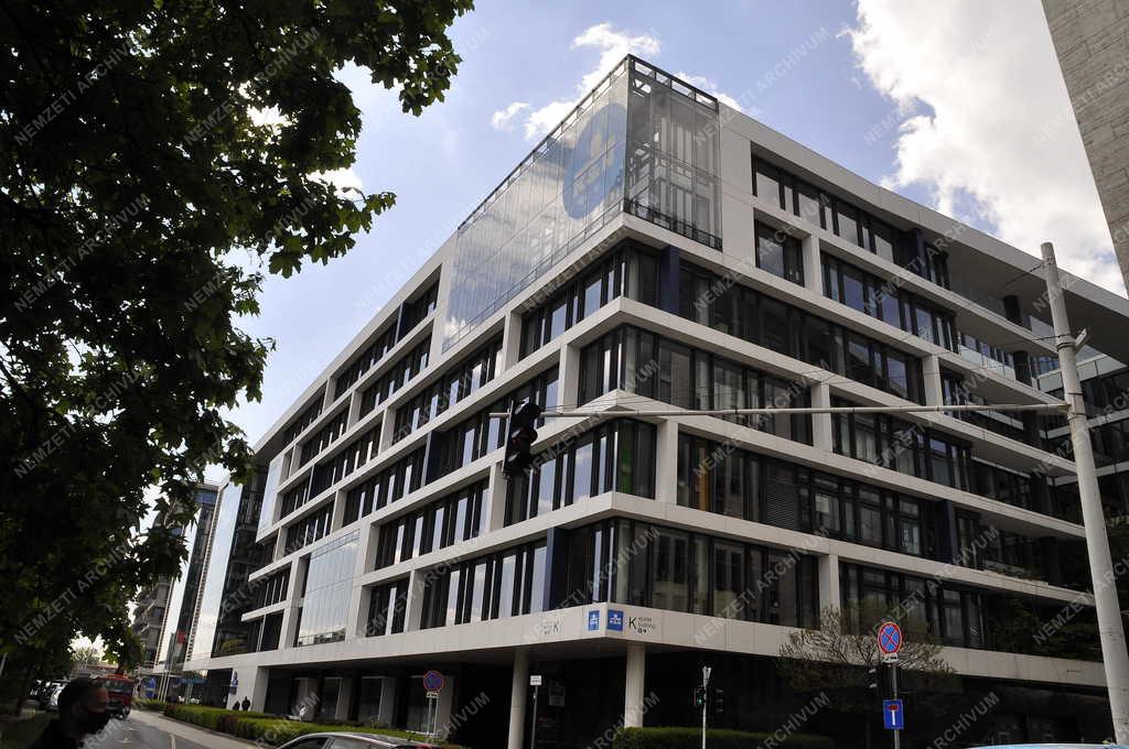 Pénzügy - Kereskedelmi és Hitelbank irodaépülete