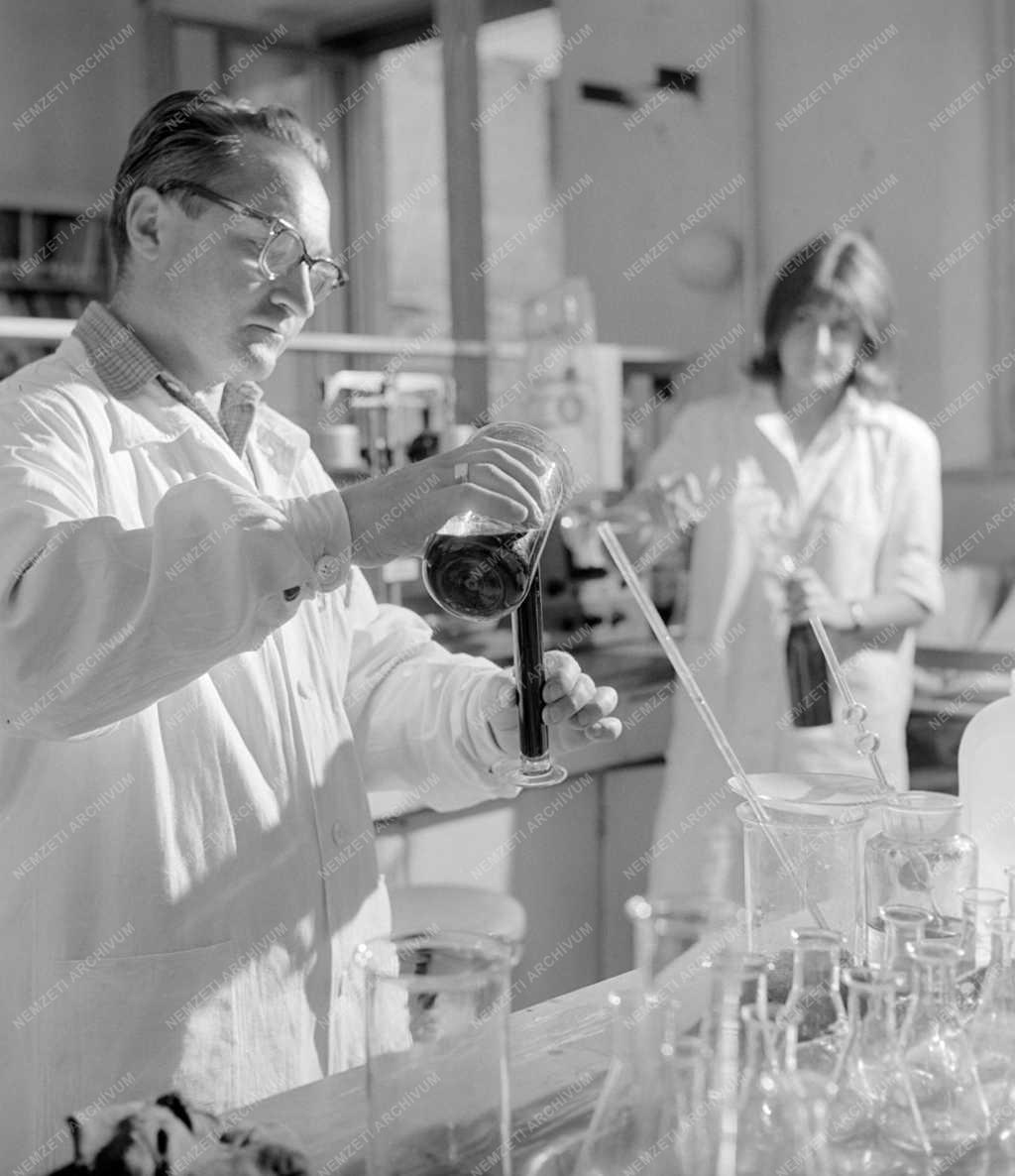 Mezőgazdaság - Pécsi Állami Gazdaság laboratóriuma