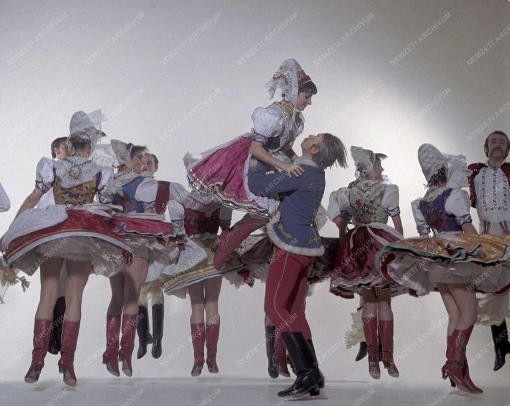 Kultúra - Néphagyomány - Állami Budapest Táncegyüttes
