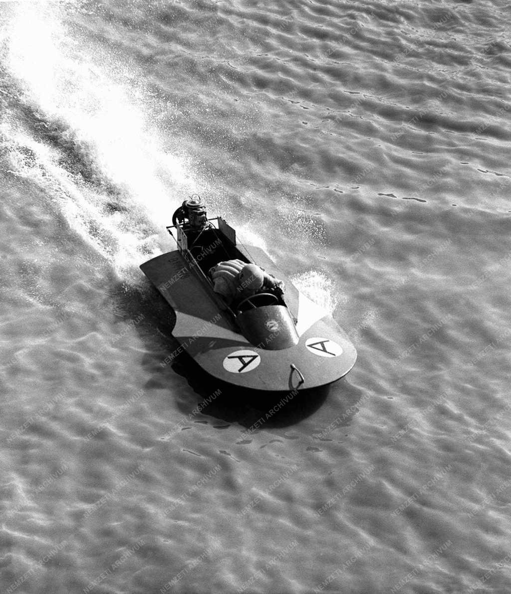 Ötszáz köbcentis CU osztályú motorcsónak EB Szegeden