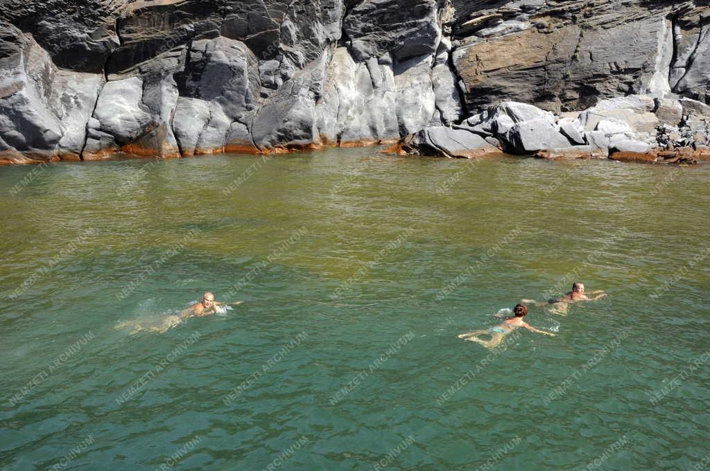 Idegenforgalom - Szantorini - Fürdőző turisták a vulkán öblében