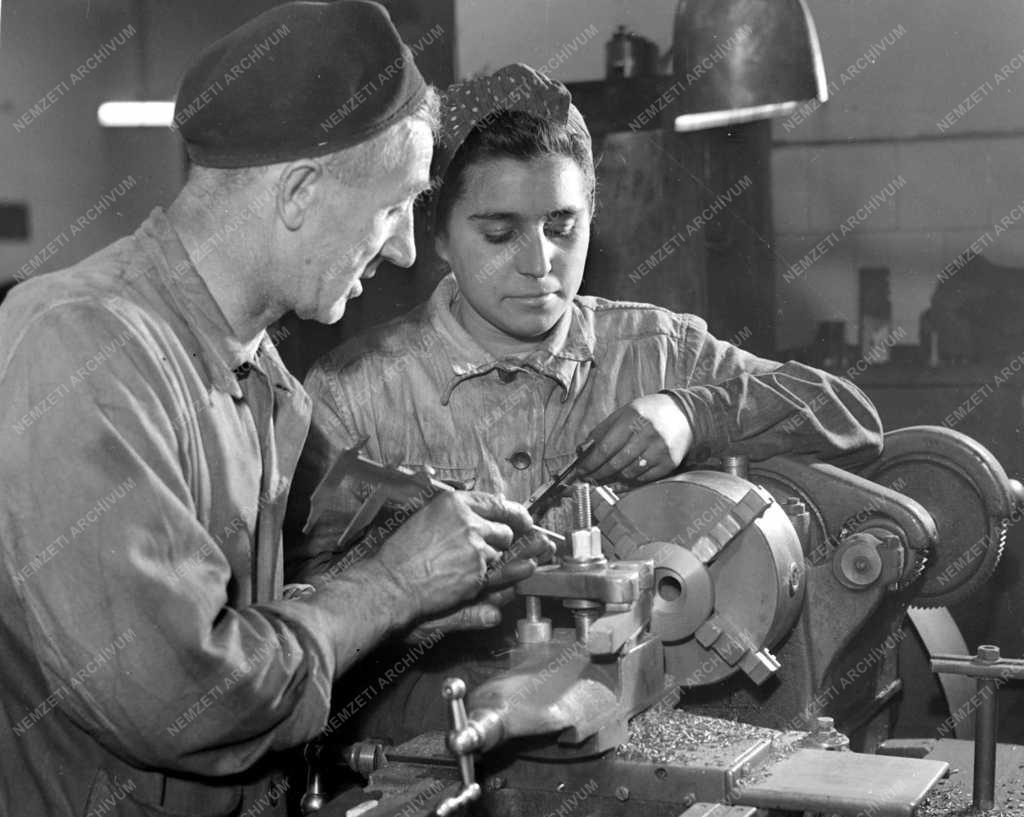 Felajánlás November 7-re a Fúrógépgyárban