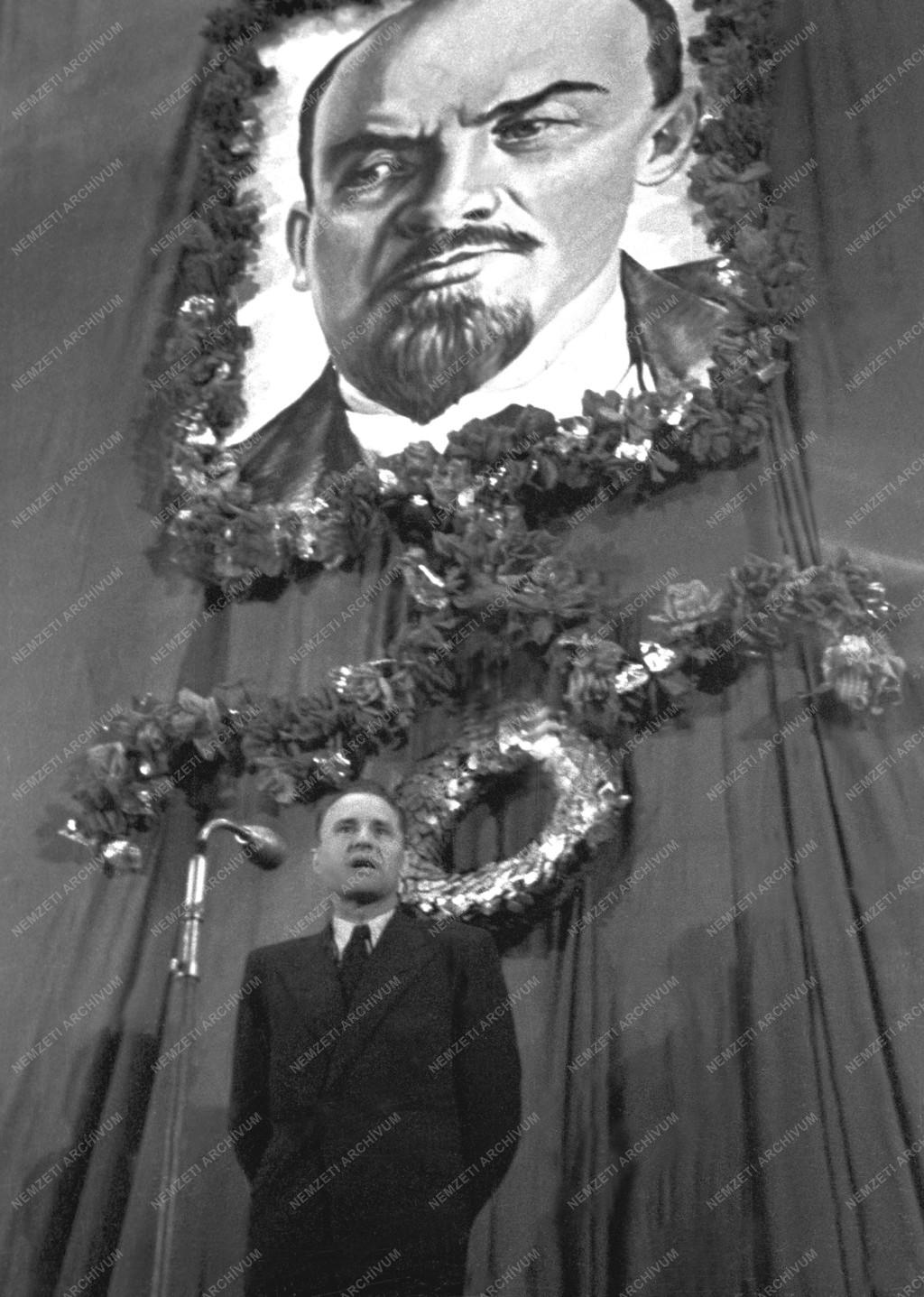 Történelem - Lenin-ünnepség az Uránia moziban