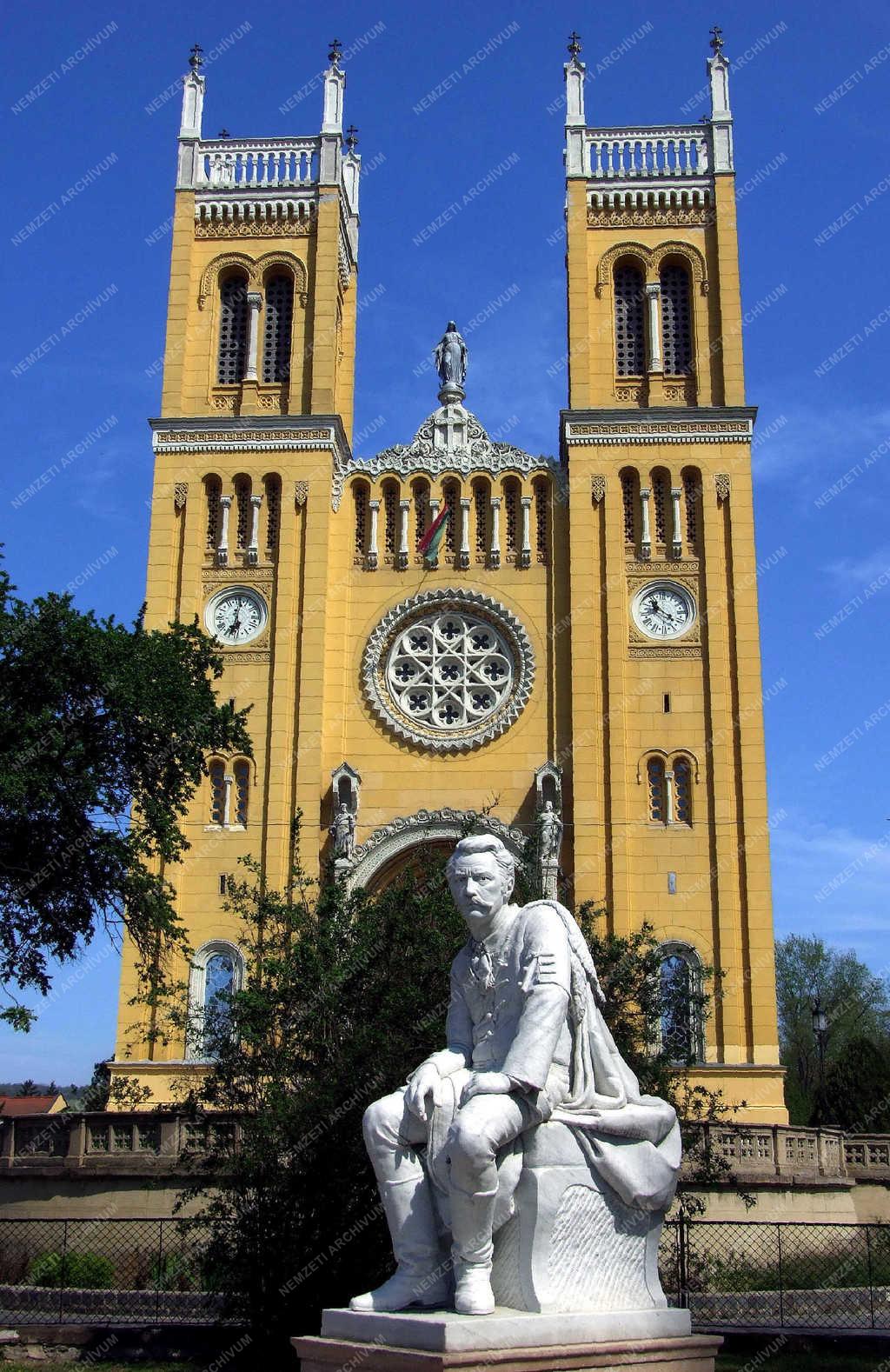 Köztéri szobor - Fót - Gróf Károlyi István szobra