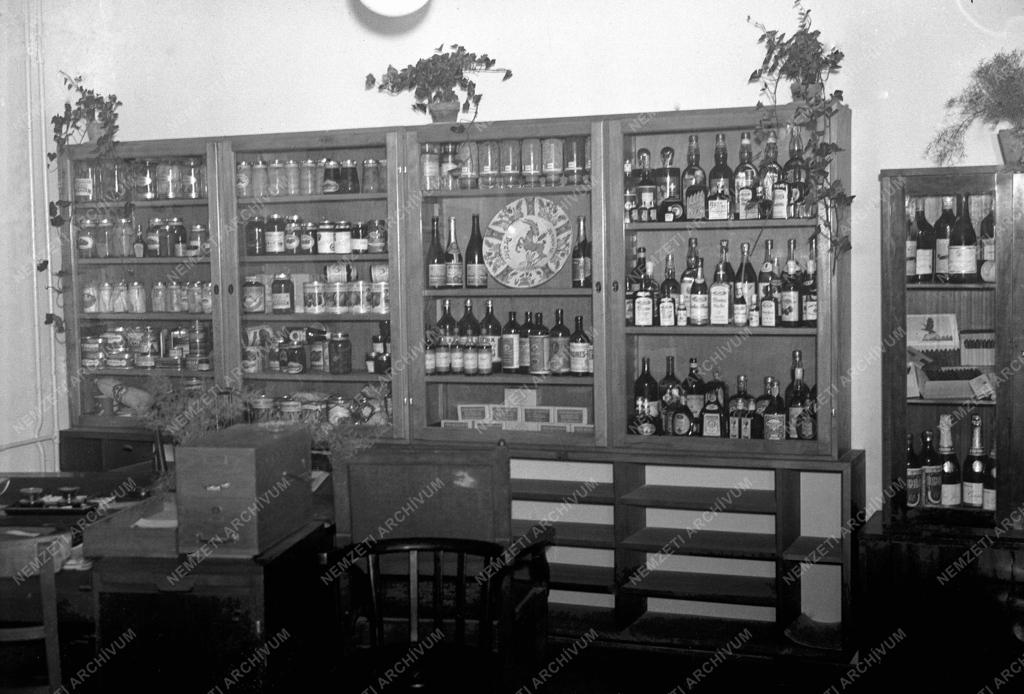 Ipar - Kereskedelem - Anyag- és Árhivatal árubemutatója