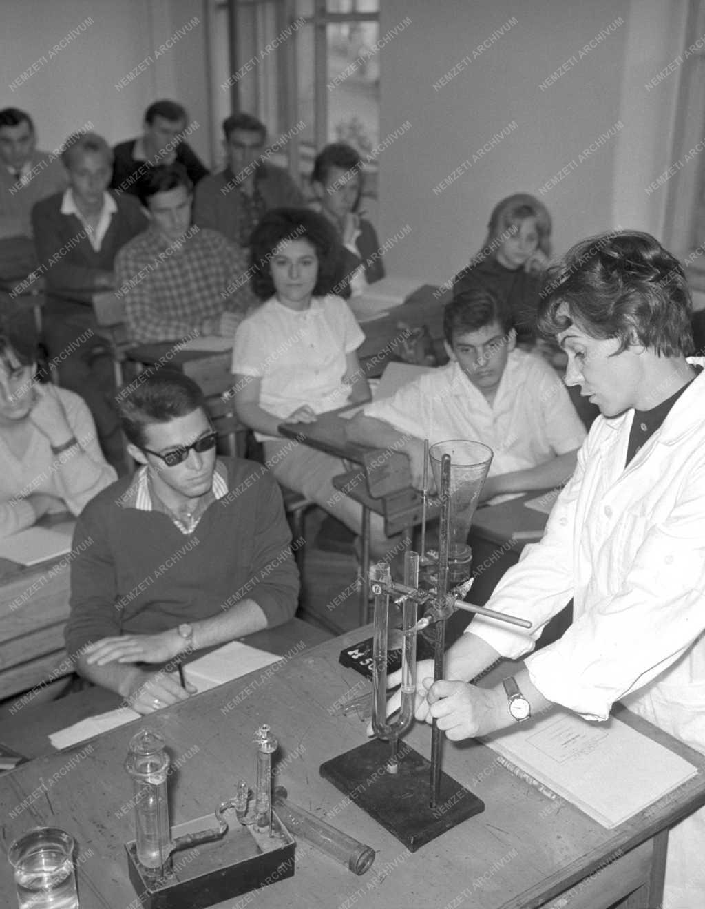 Oktatás - Dolgozók gimnáziuma Győrött