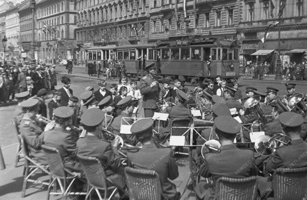 Ünnep - Április 4.  