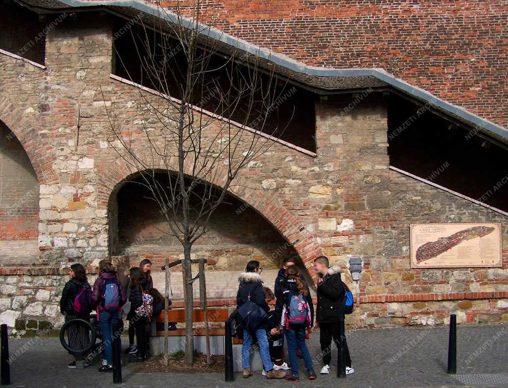 Turizmus - Budapest - Külföldiek a budai Várban