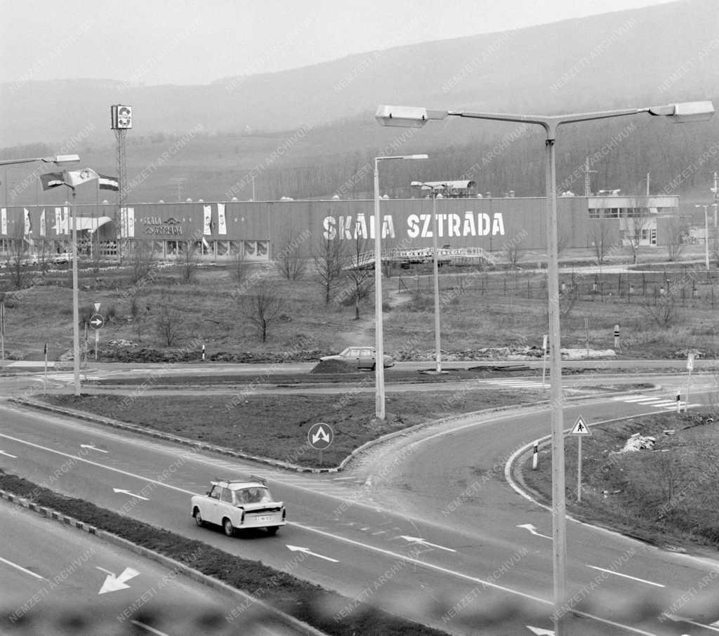 Kereskedelem - Megnyílt a Skála Sztráda 