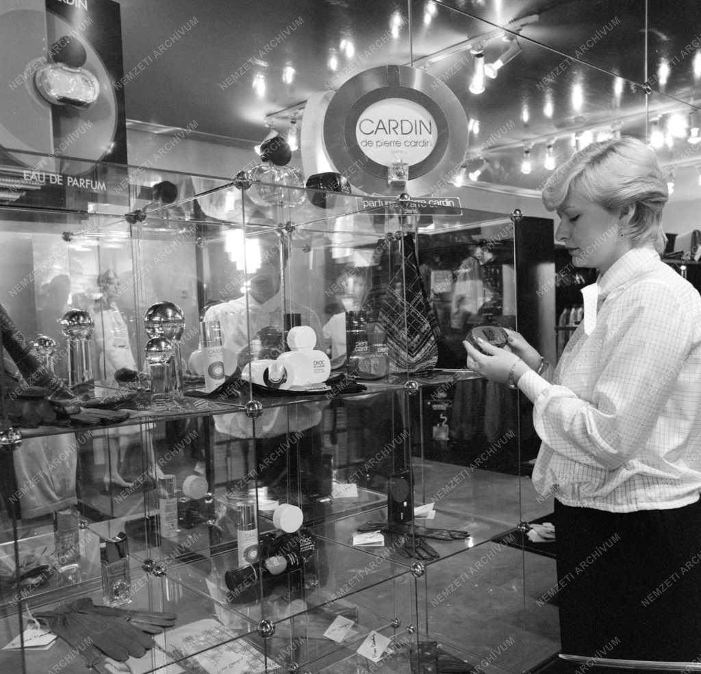 Kereskedelem - Pierre Cardin-butik a Tanács körúton