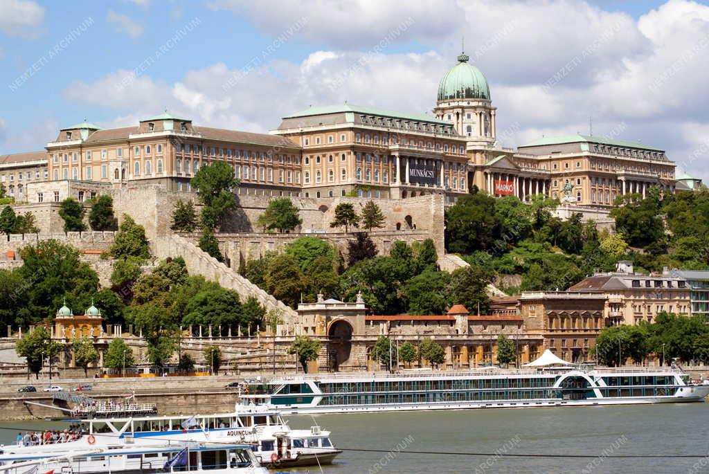 Budapest - Budavári Palota - Hajók a Dunán