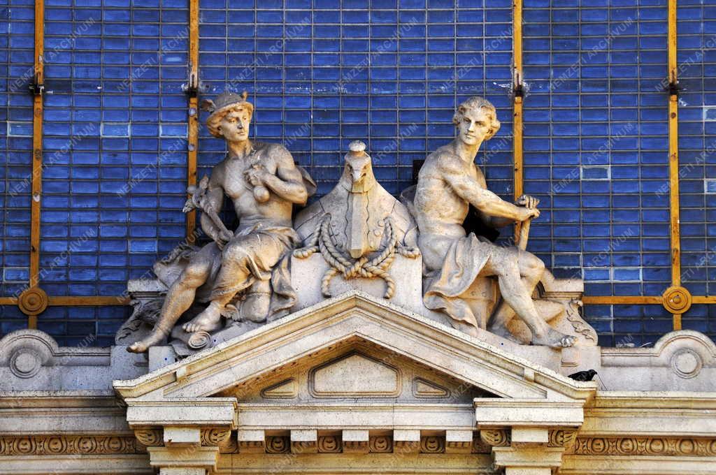 Műemlékvédelem - Budapest - Felújításra vár az egykori Tőzsde palota