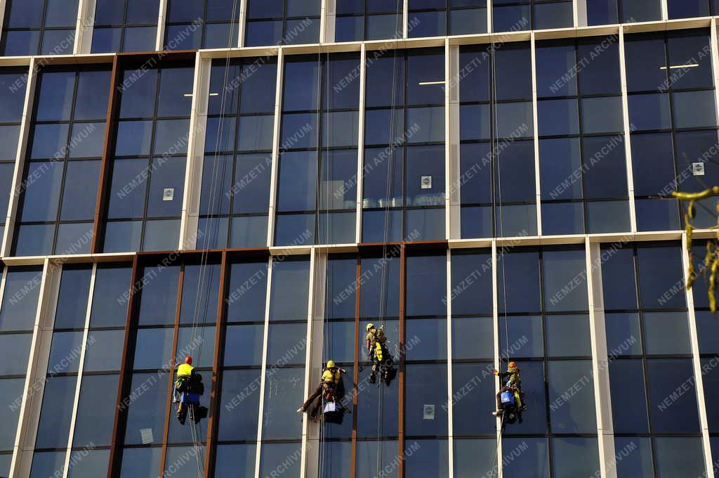 Településfejlesztés - Budapest - H2Offices irodakomplexum a Váci úti irodafolyosó