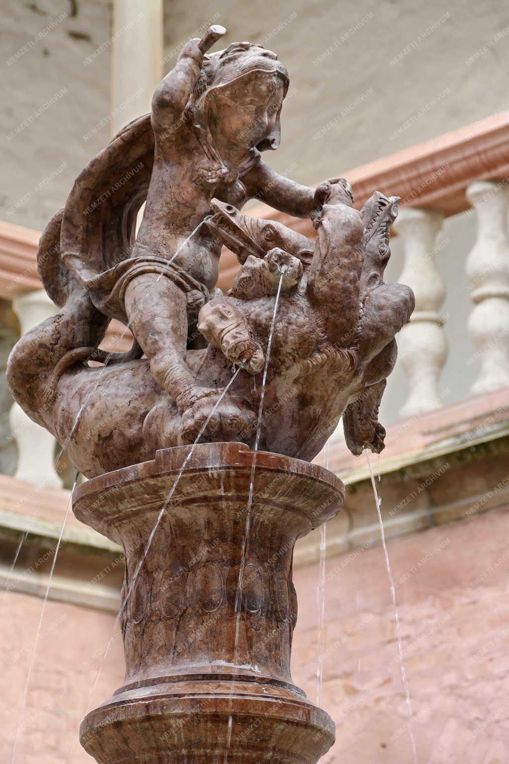 Műalkotás - Visegrád - Herkules-kút a királyi palotában