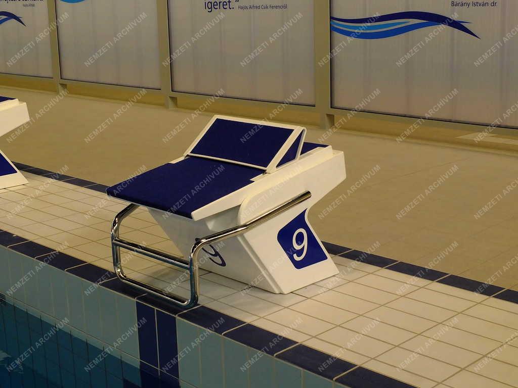 Sportlétsítmény - Budapest - A Tüske-uszoda rajtköve