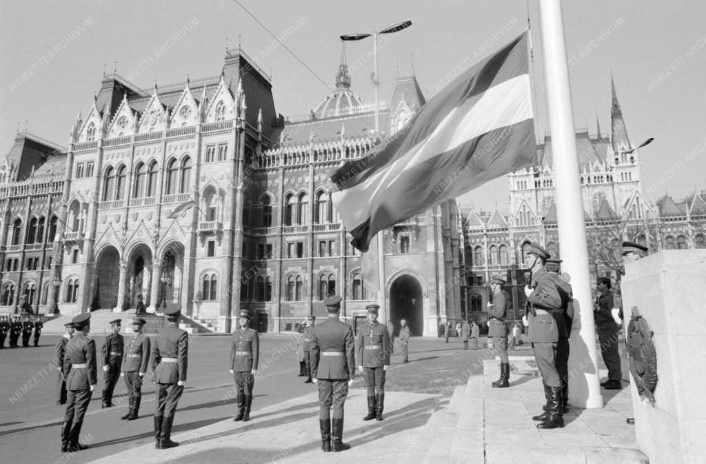 Ünnep - Állami ünnep - Az állami zászló felvonása 