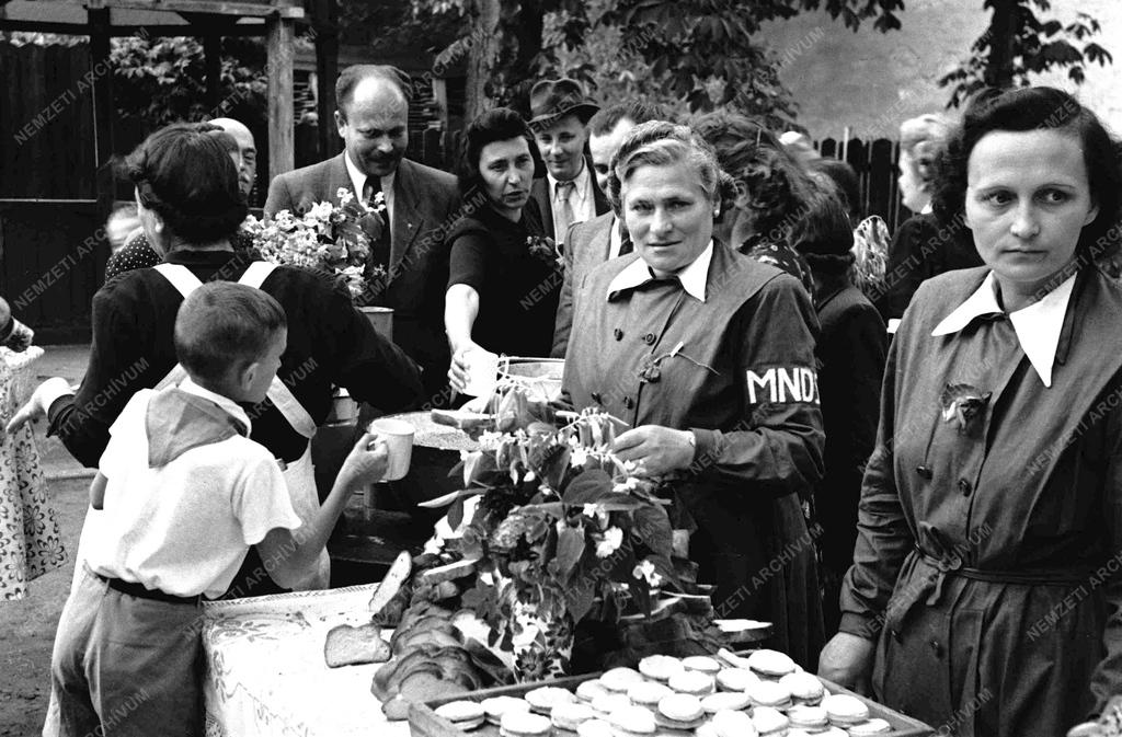 Hétköznapok - Játszótér avatás