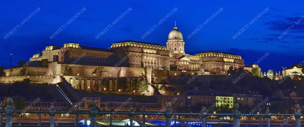 Épület - Budapest - A Budai Várpalota esti kivilágításban