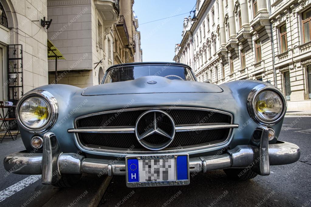 Közlekedés - Mercedes-Benz 190 SL oldtimer Budapesten