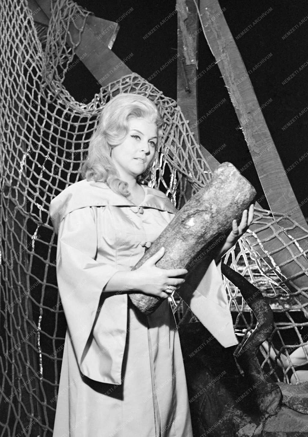 A Magyar Állami Operaház május 10-én újítja fel Erkel: Bánk bán című operáját. Rendező: dr. Kenessey Ferenc.