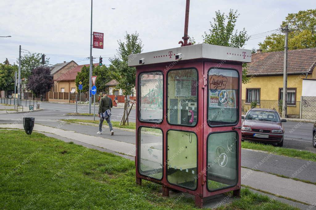 Távközlés - Budapest - Nyilvános utcai telefonfülke Újpalotán