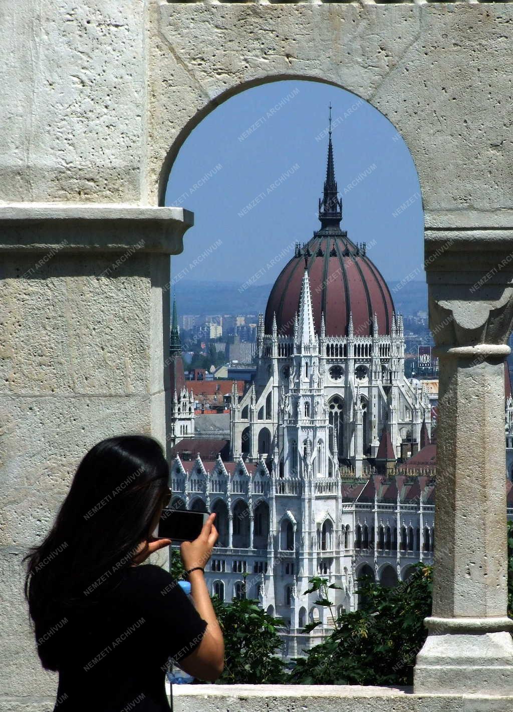 Budapest - Kilátás az Országházra a budai Várból