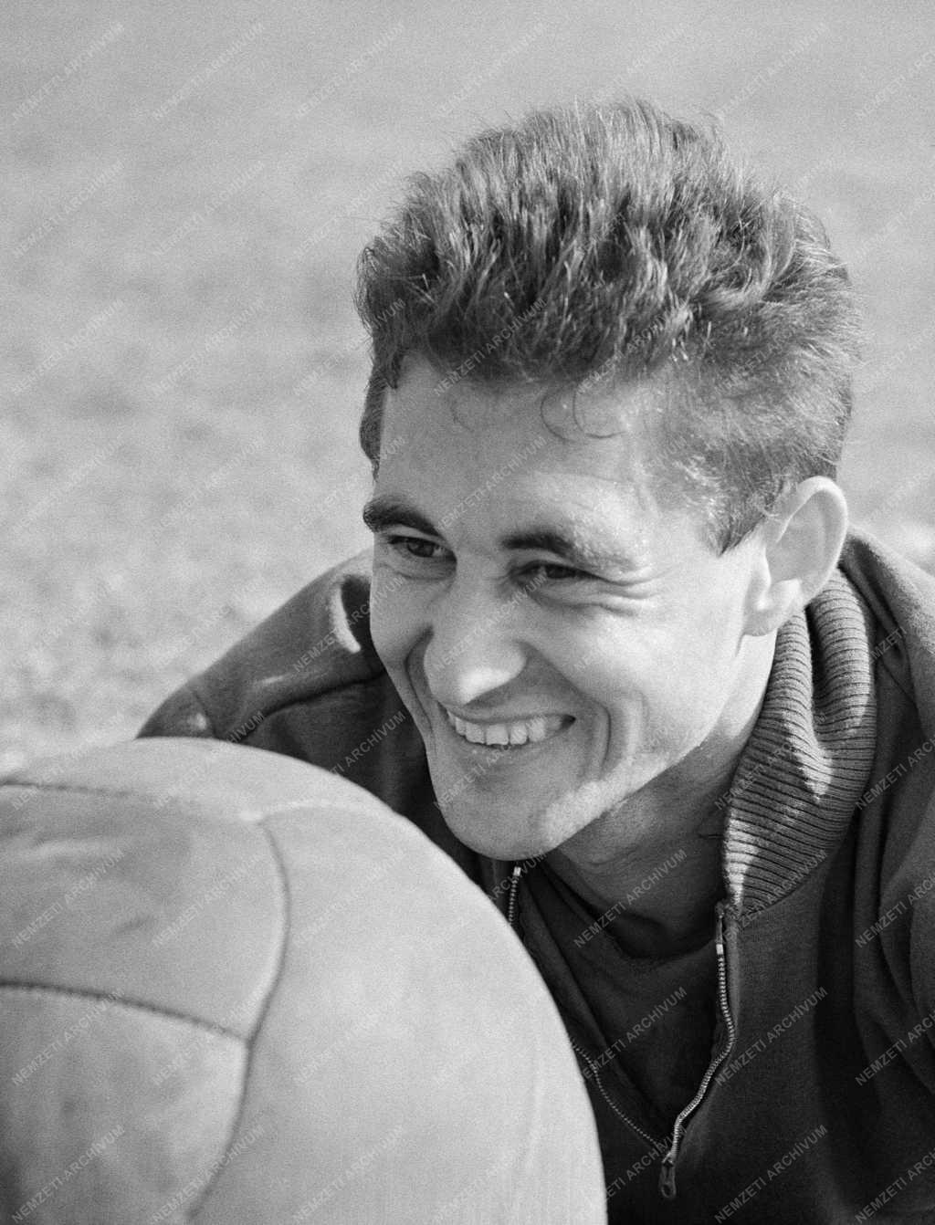 Sport - Labdarúgás - A válogatott keret Tatán edz