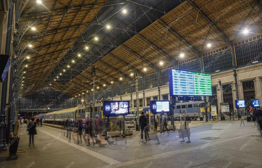 Közlekedés - Budapest - Nyugati pályaudvar esti felvételen