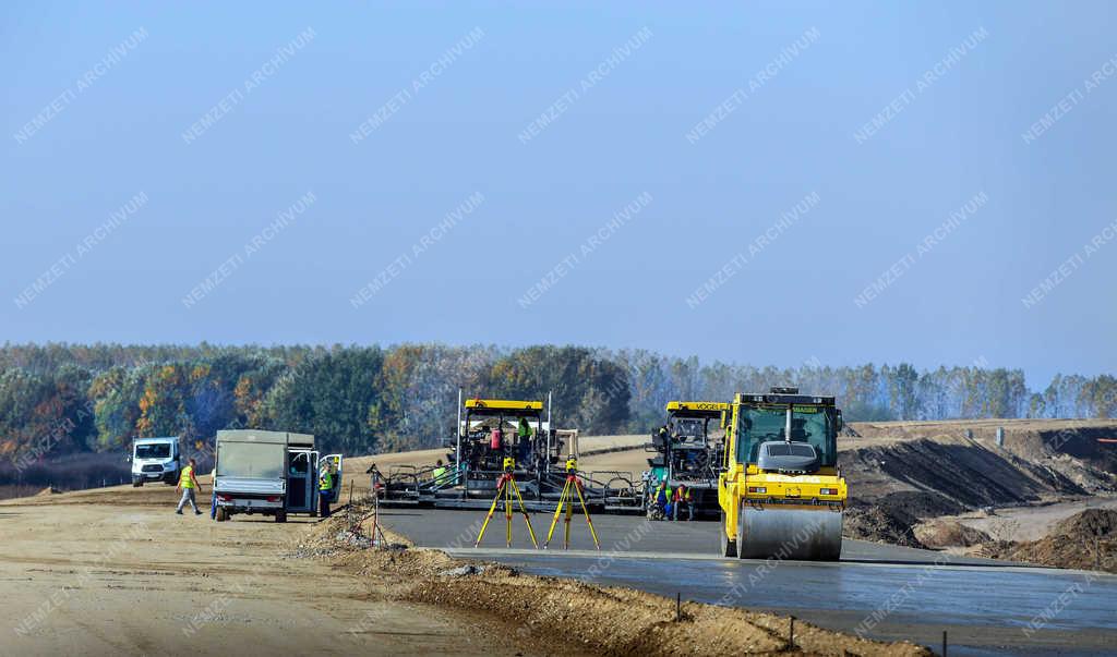 Útépítés - Berettyóújfalu - M4 autópálya építése a román határig