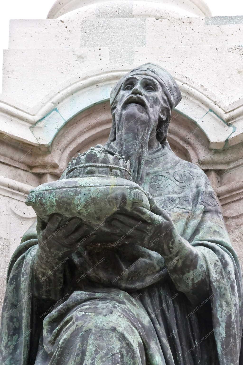 Műalkotás - Székesfehérvár - A Püspökkút részlete 