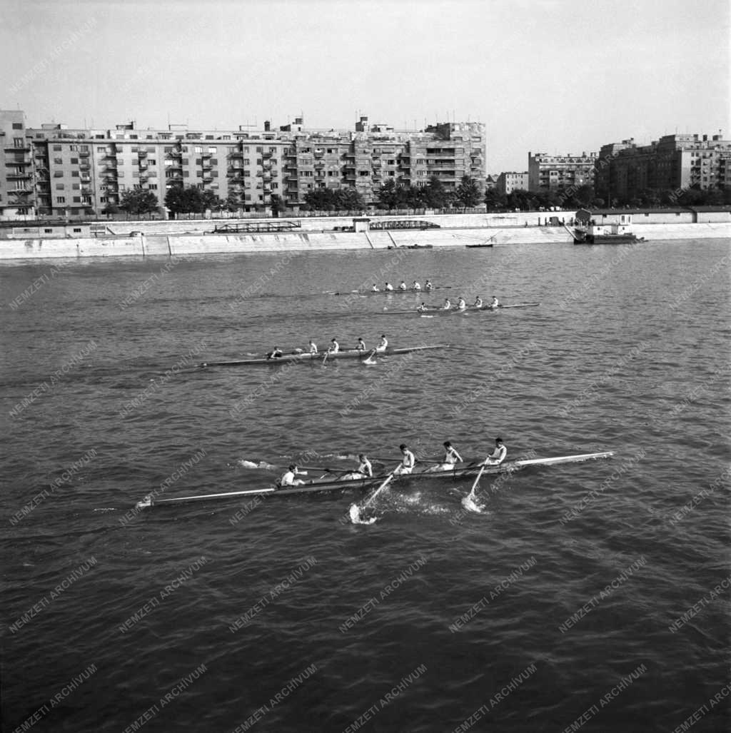 Sport - Evezés - Evezősverseny a Dunán