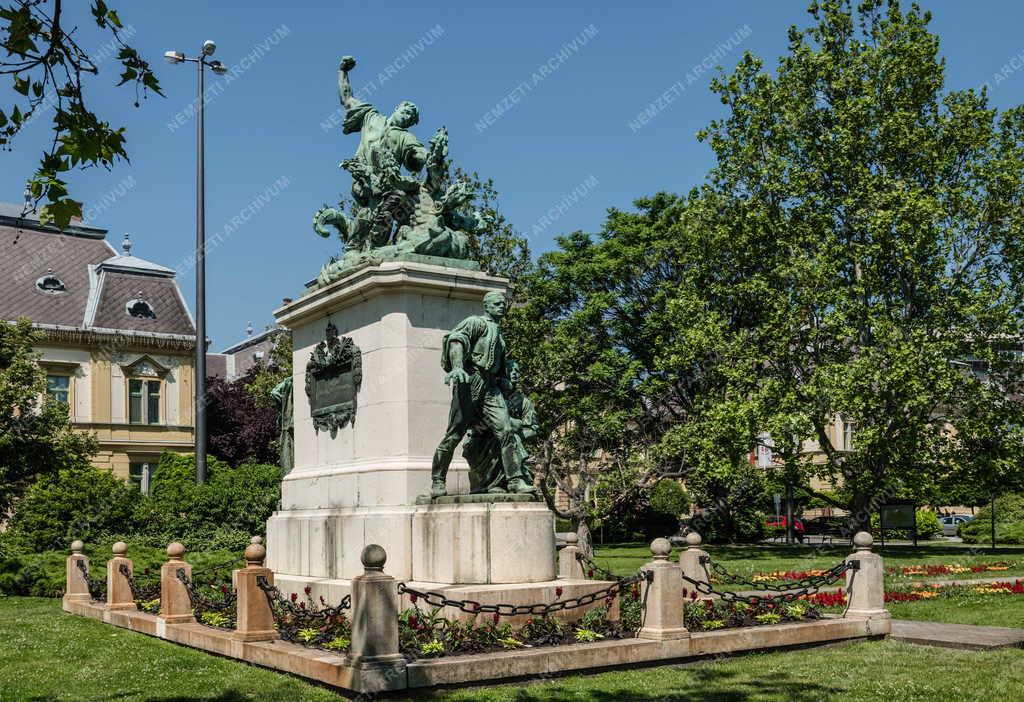 Városkép - Nyíregyháza - Hősök szobra 