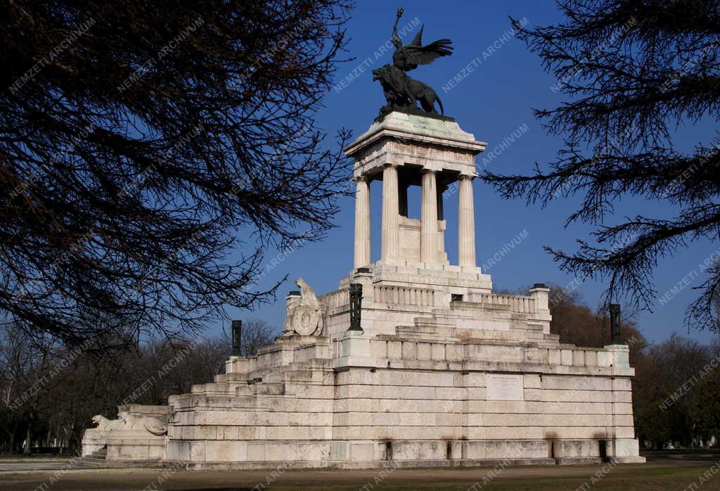 A Kossuth-mauzóleum a Fiumei úti sírkertben