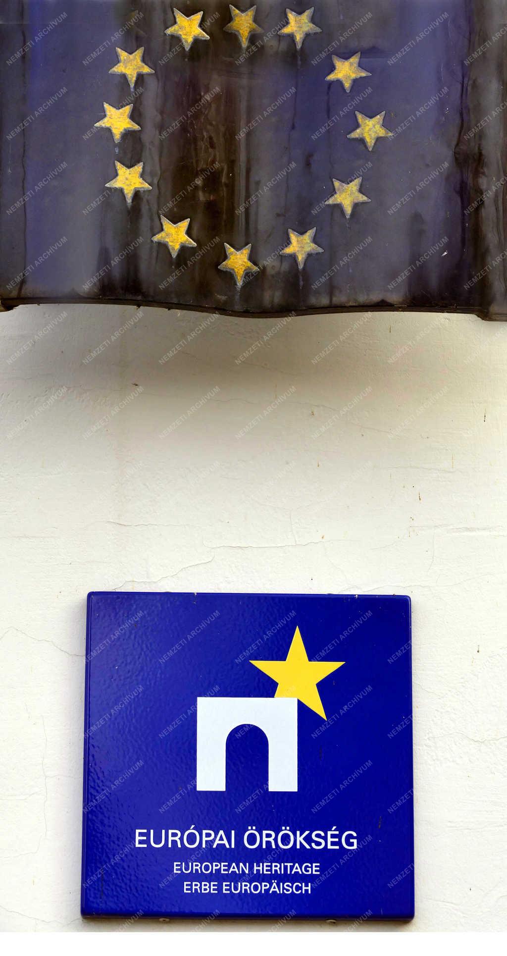 Szimbólum - Visegrád - EU-örökséget jelző tábla a királyi palota bejáratánál