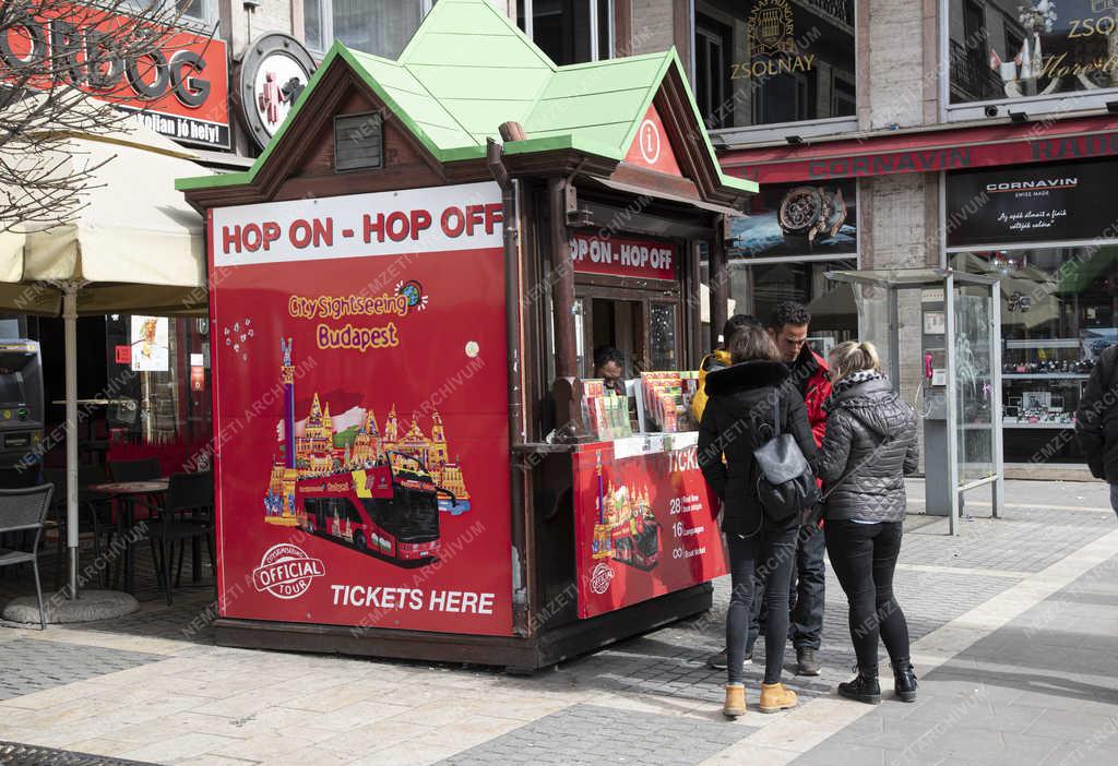 Budapest - Turizmus - Városnéző buszok jegyárusító pavilonja
